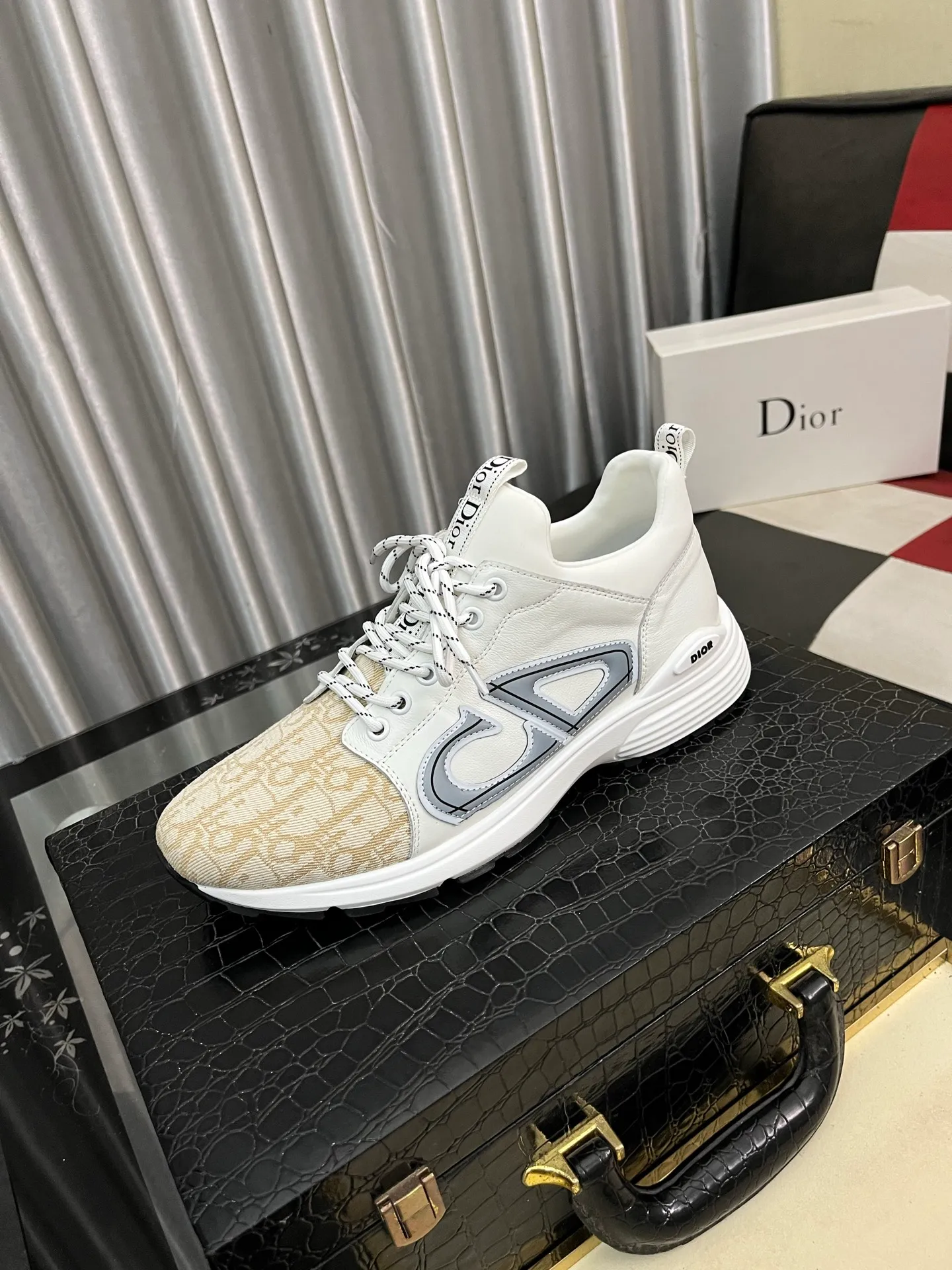 Men's clothing and shoes 💰458⌚️⌚️ Dior's casual and sporty style is combined with the elements of dad bag-soled shoes. It has successfully broken through the dad shoe style that has been on the streets in recent years and has become a beautiful landscape in luxury goods. The fabric is high mercerized with breathable mesh. The mesh on both sides of the shoe is made of three layers of composite technology. The bottom process uses package molding fabrics: imported high mercerized 🐂 cowhide stitching with original customized D-shaped mesh code number: 38-445️⃣Colors available